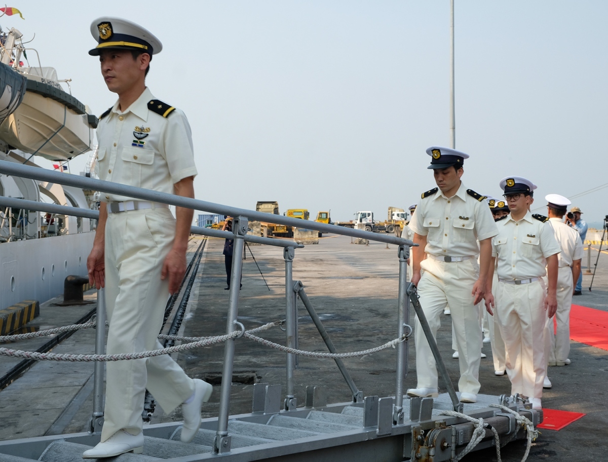 japanese coast guard ship welcomed upon arrival in da nang picture 9