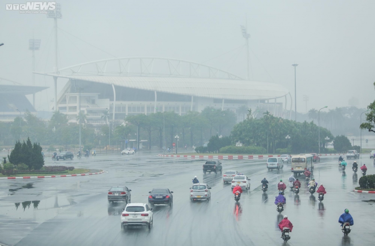 ha noi chim trong mua phun, suong mu dac quanh tu sang den trua hinh anh 1