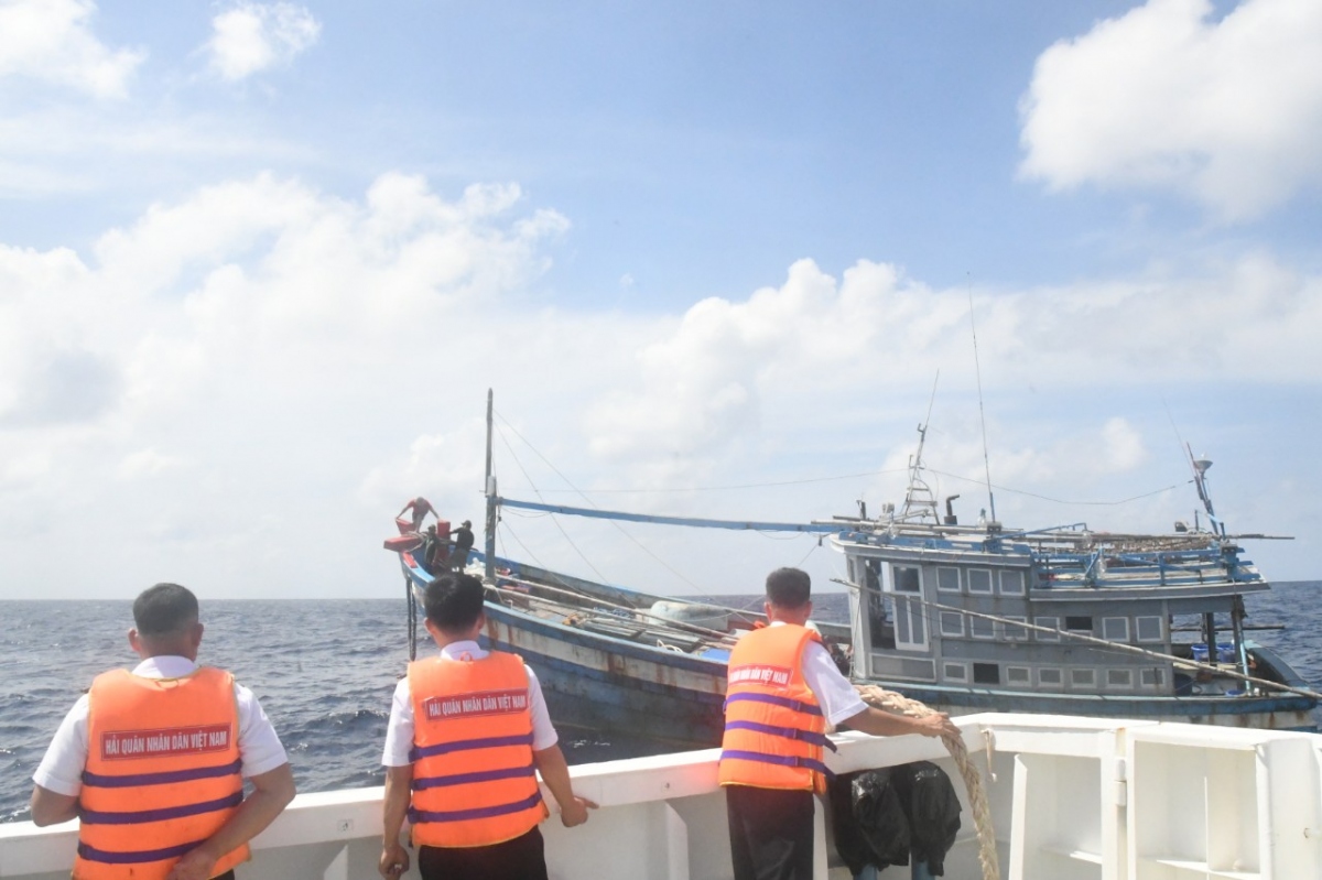 kip thoi cuu nan tau ca va 3 ngu dan gap nan gan quan dao truong sa hinh anh 1