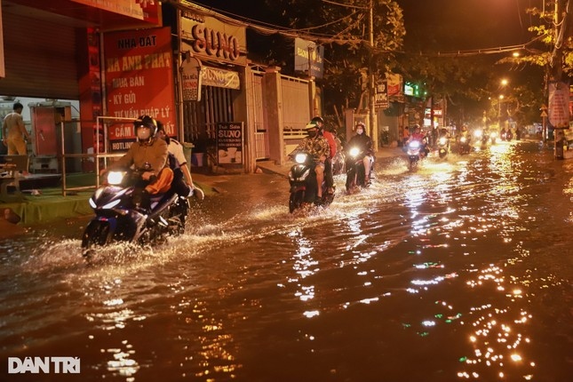 high tides cause disorder to daily lives of hcm city residents picture 1