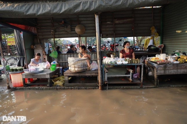 high tides cause disorder to daily lives of hcm city residents picture 10