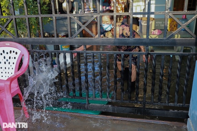 high tides cause disorder to daily lives of hcm city residents picture 11