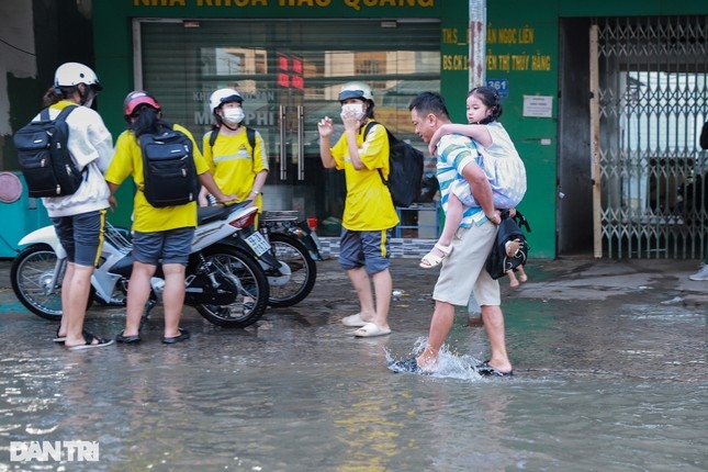 high tides cause disorder to daily lives of hcm city residents picture 5