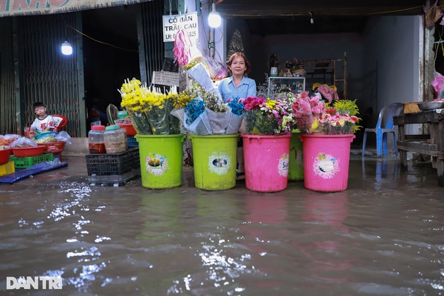 high tides cause disorder to daily lives of hcm city residents picture 9