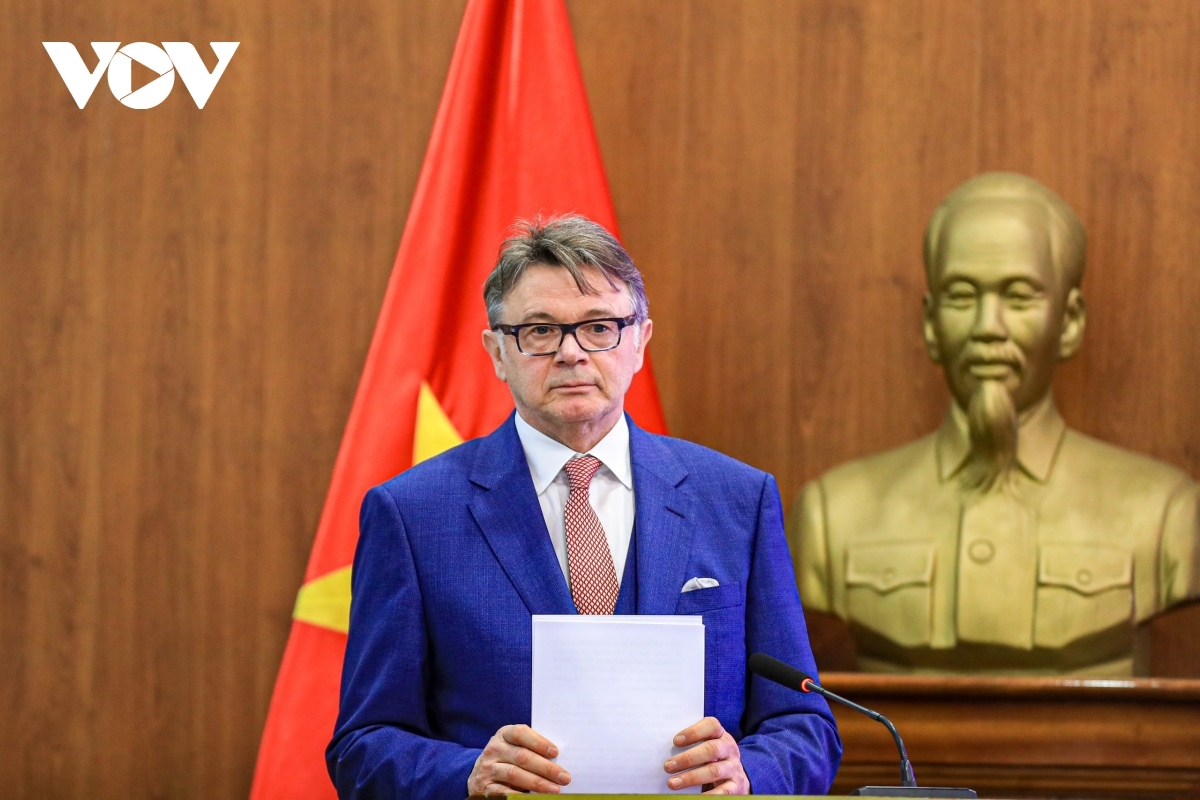 VFF officially signs contract with Troussier
