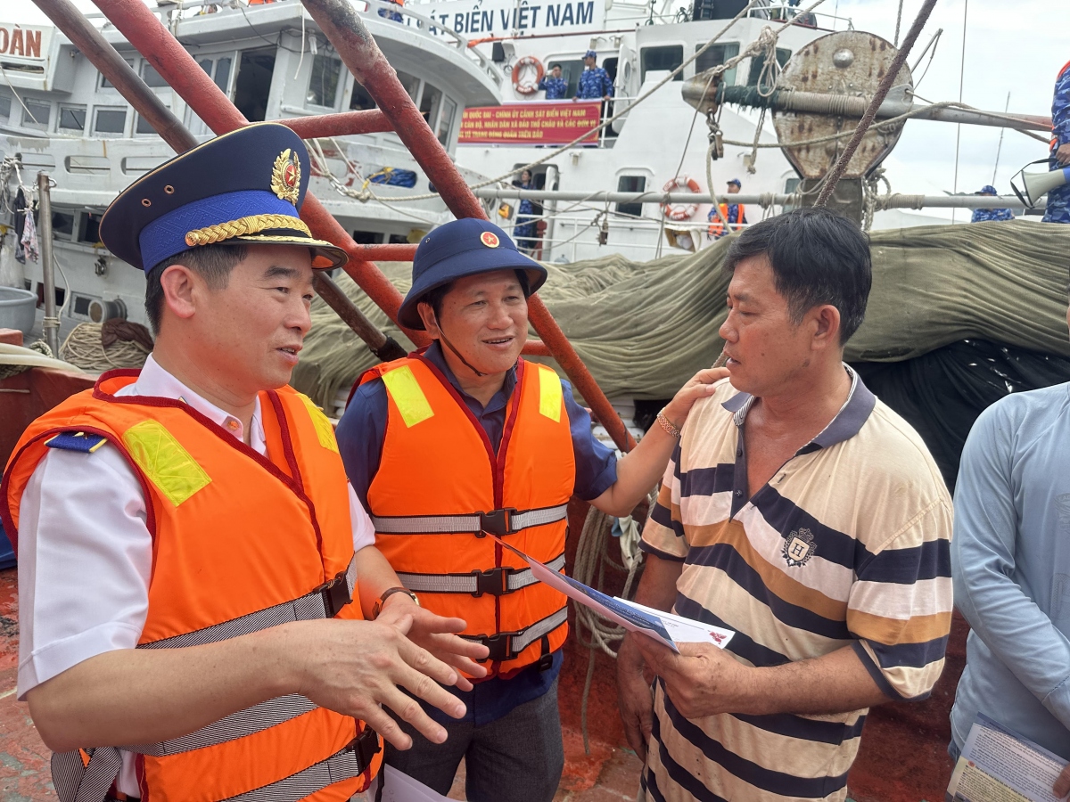 Cảnh sát biển tặng quà cho người dân trên đảo Thổ Chu