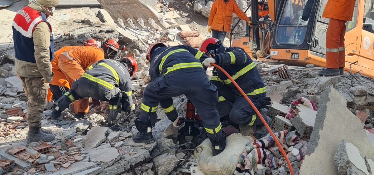 vietnamese rescuers pull three dead bodies from rubble in turkey picture 1