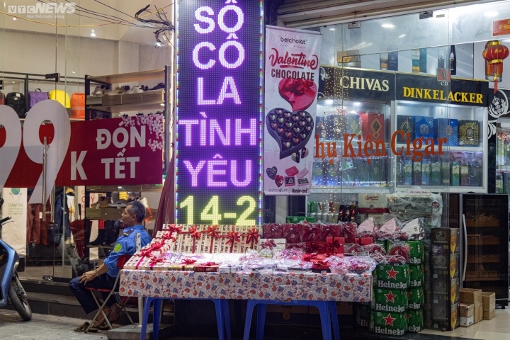 gift market does brisk trade ahead of valentine s day picture 10