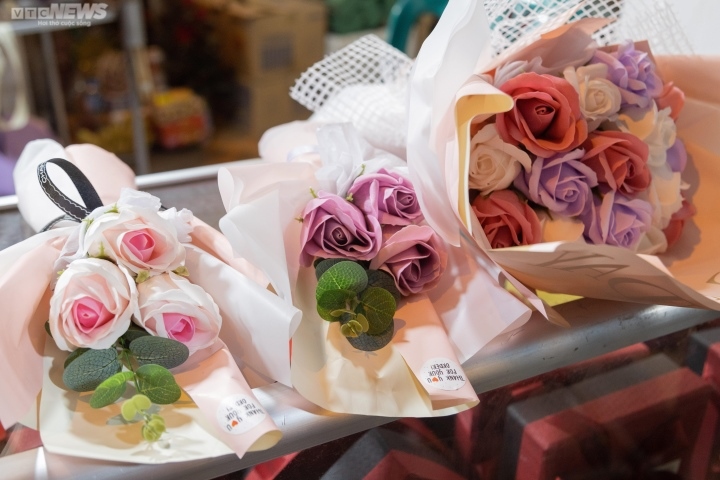 gift market does brisk trade ahead of valentine s day picture 7