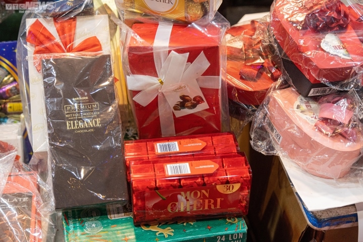 gift market does brisk trade ahead of valentine s day picture 8