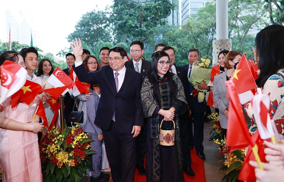 vietnamese pm arrives in singapore, begins official visit picture 2