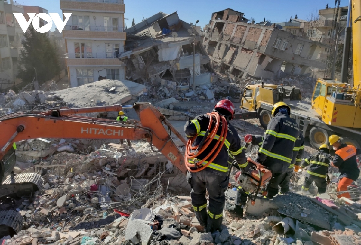 when vietnamese police officers join rescue mission in quake hit turkey picture 1 when vietnamese police officers join rescue mission in quake hit turkey picture 1