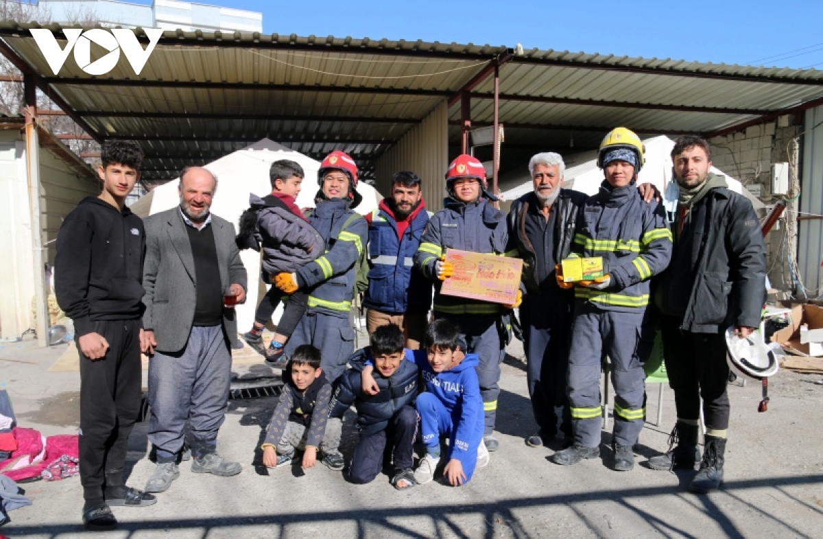 when vietnamese police officers joins rescue mission in quake hit turkey picture 4