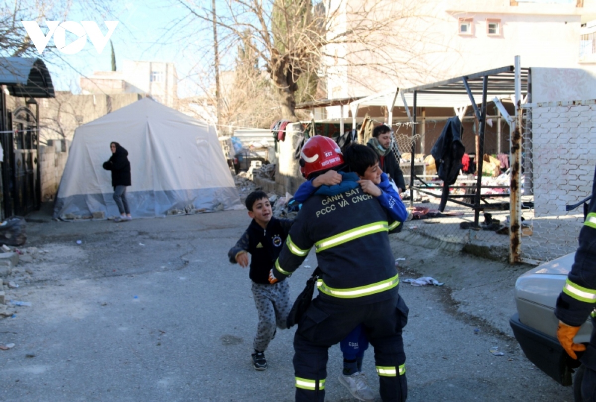 when vietnamese police officers joins rescue mission in quake hit turkey picture 7