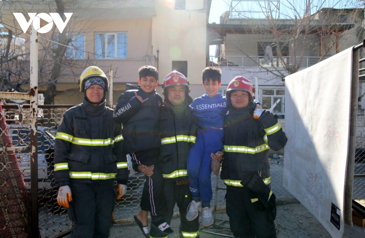 when vietnamese police officers join rescue mission in quake hit turkey picture 8