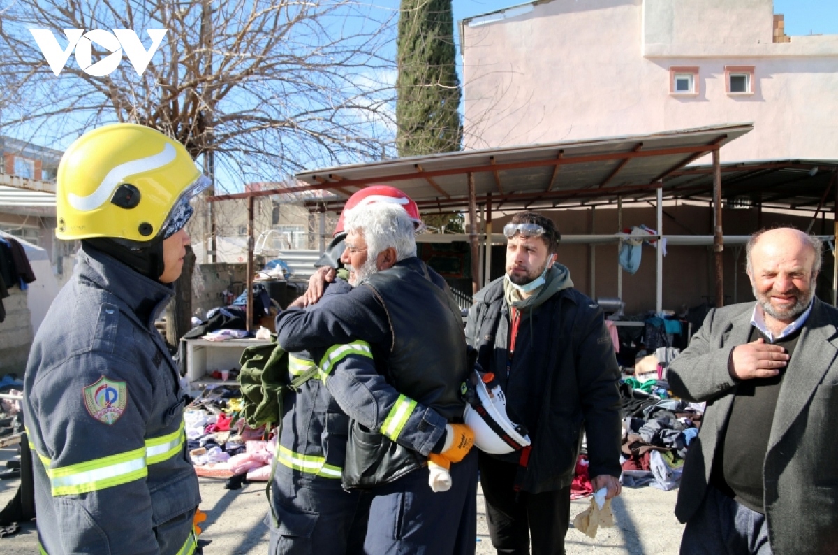 when vietnamese police officers joins rescue mission in quake hit turkey picture 9