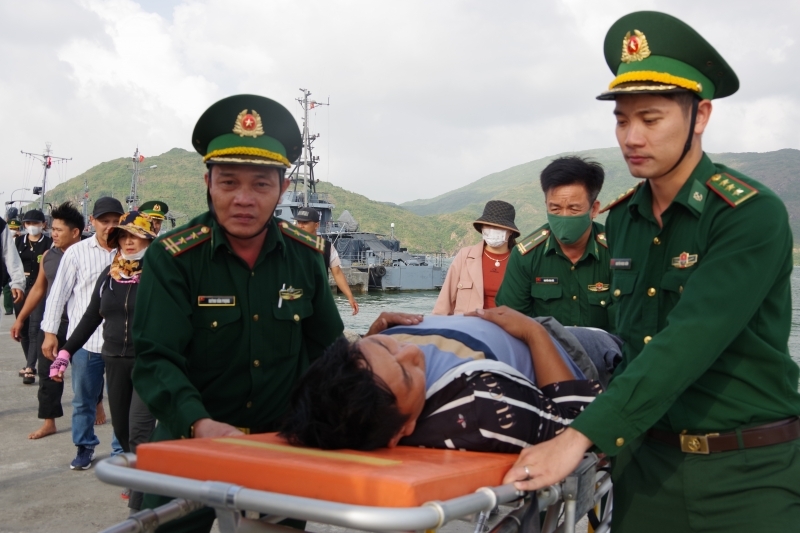 Đưa ngư dân Quảng Ngãi gặp nạn trên biển đi cấp cứu