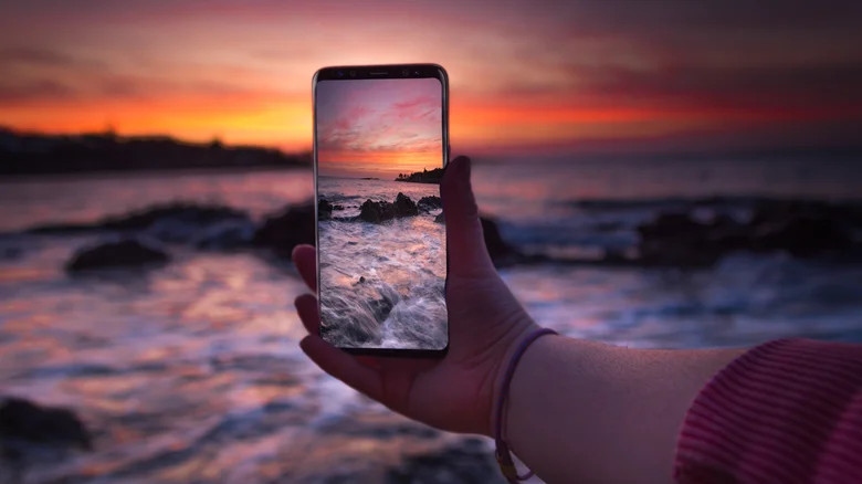 Vừa mua Galaxy S10? Mời tải về bộ hình nền chất lượng cao giúp bạn biến  “nốt ruồi” thành tác phẩm nghệ… | S10+ wallpaper, Samsung galaxy wallpaper,  Galaxy wallpaper