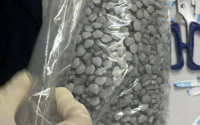 Local flight attendants arrested for smuggling drugs from France
