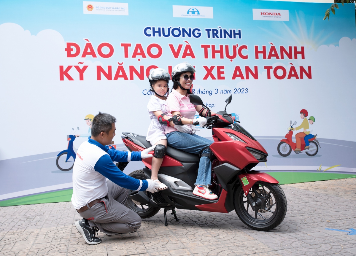 honda viet nam trao tang mu bao hiem cho hoc sinh tieu hoc tai can tho hinh anh 7