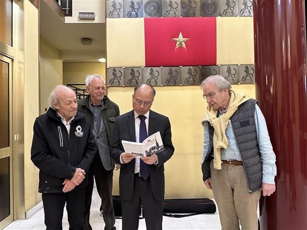 swiss nationals recall 1969 planting of vietnam flag atop notre dame cathedral paris picture 2 swiss nationals recall 1969 planting of vietnam flag atop notre dame cathedral paris picture 2