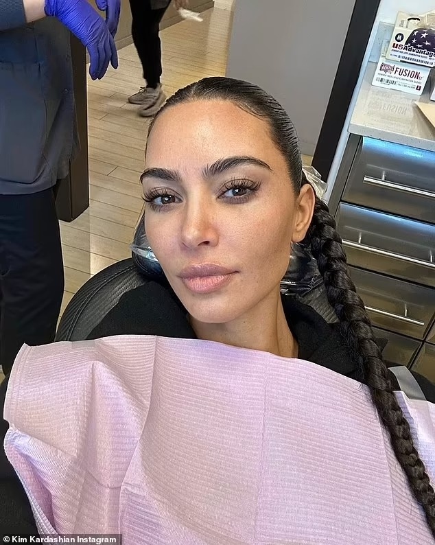 Kim Kardashian nhận cơn mưa lời khen khi chia sẻ ảnh mặt mộc