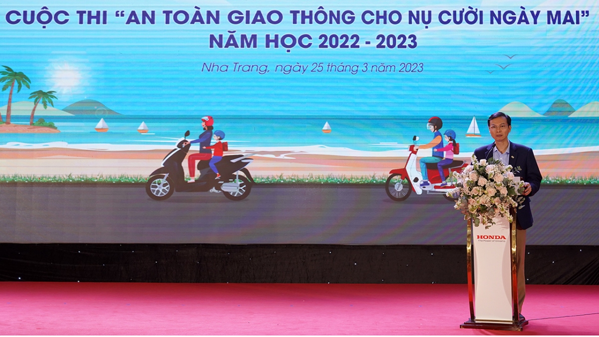 trao giai cuoc thi an toan giao thong cho nu cuoi ngay mai nam hoc 2022 - 2023 hinh anh 2