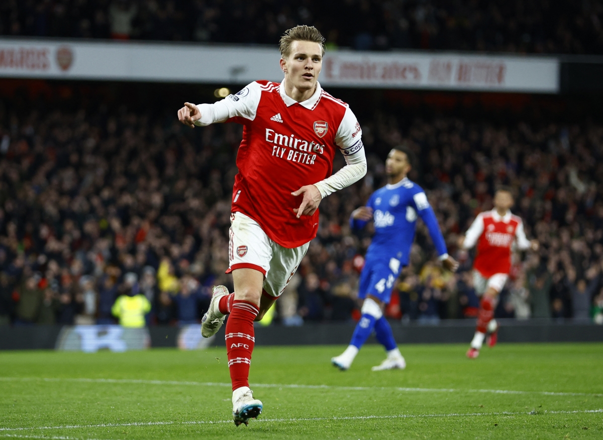 Dai thang everton, arsenal cung co ngoi dau ngoai hang anh hinh anh 8