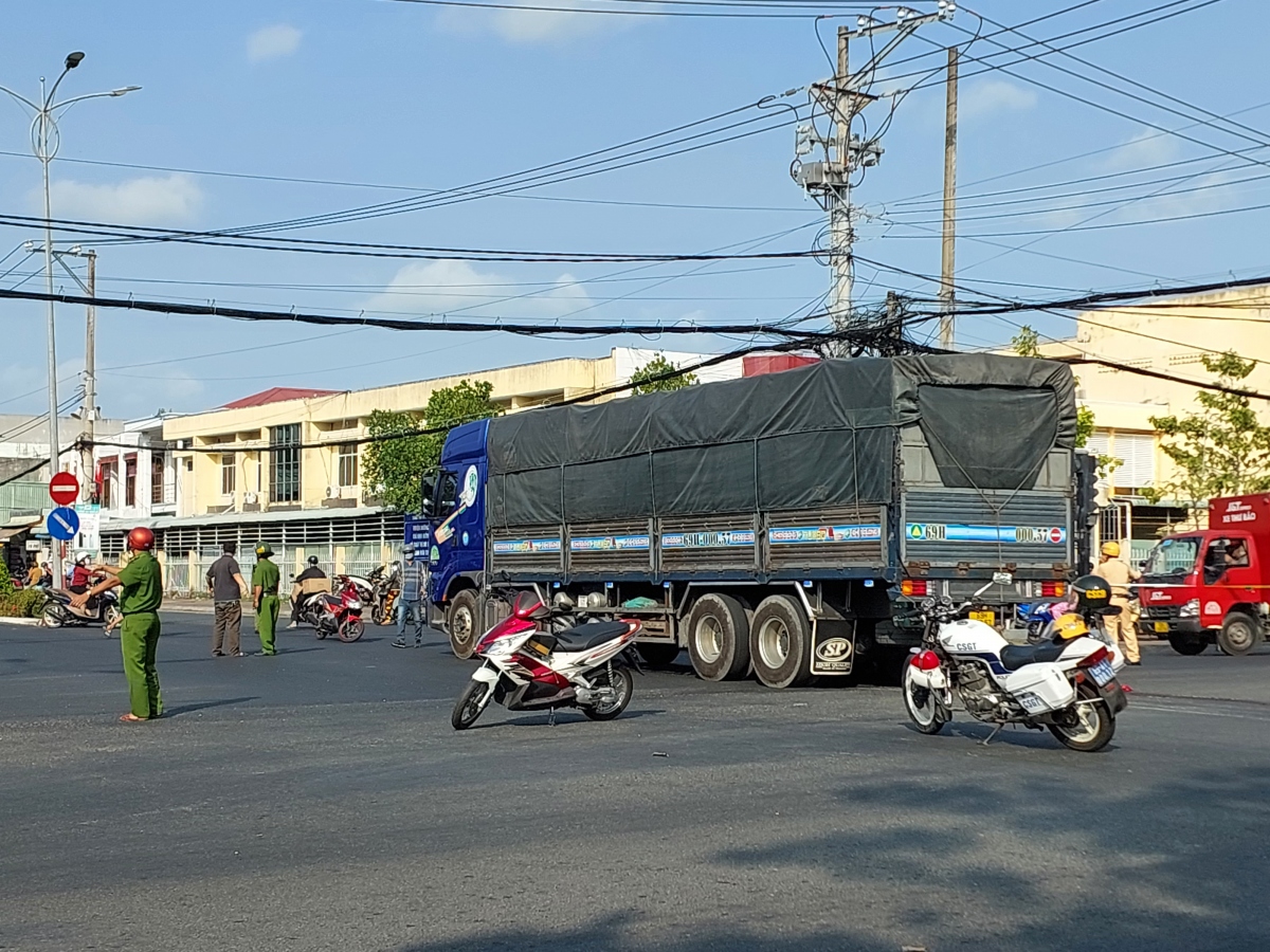 hai nguoi tu vong duoi gam xe tai hinh anh 1