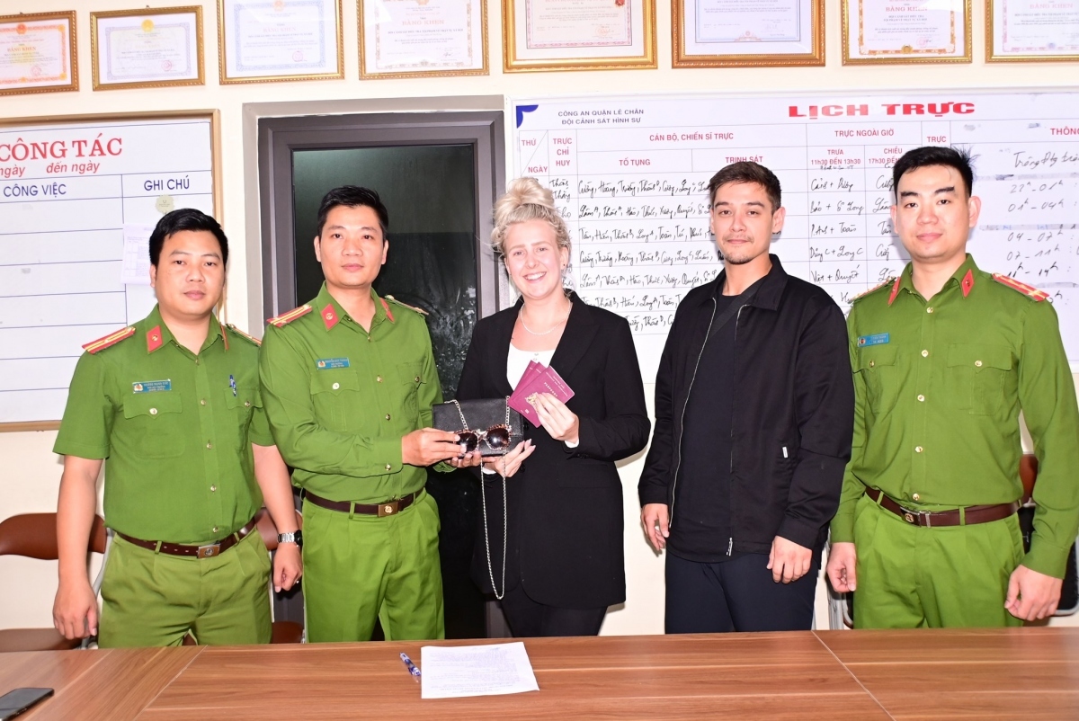 foreigners receive lost property in hai phong picture 1