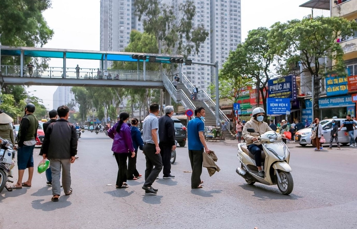 Cầu bộ hành vắng bóng, người đi bộ bất chấp qua đường