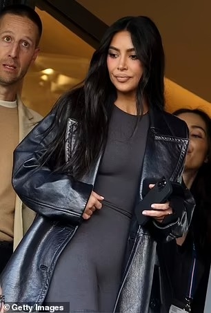 kim kardashian bi dinh loi nguyen xui xeo khi di co vu bong da hinh anh 2