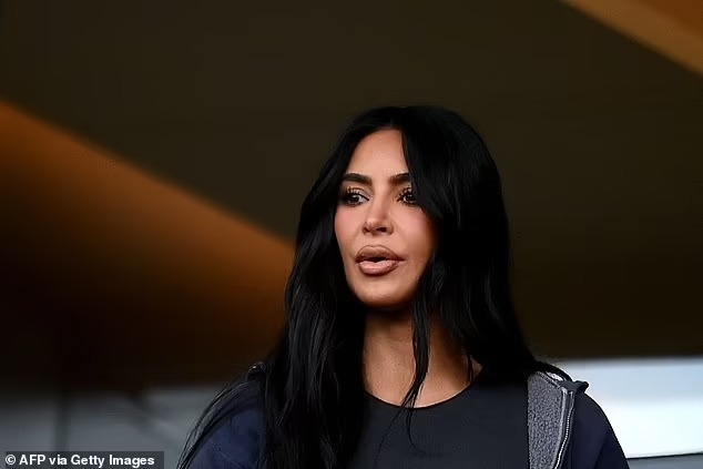 kim kardashian bi dinh loi nguyen xui xeo khi di co vu bong da hinh anh 3