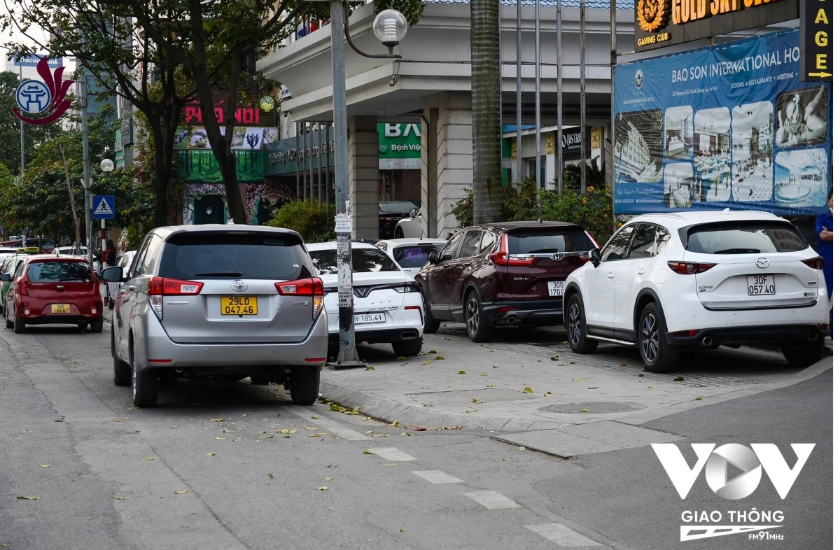 Giải quyết tận gốc bài toán vỉa hè cần phát triển giao thông công cộng