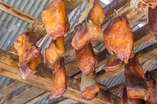 Lạ lùng món cá mập “thối”, vừa ăn vừa bịt mũi