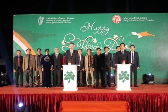 hien luong bridge turns green to mark ireland s st. patrick s day picture 1 hien luong bridge turns green to mark ireland s st. patrick s day picture 1
