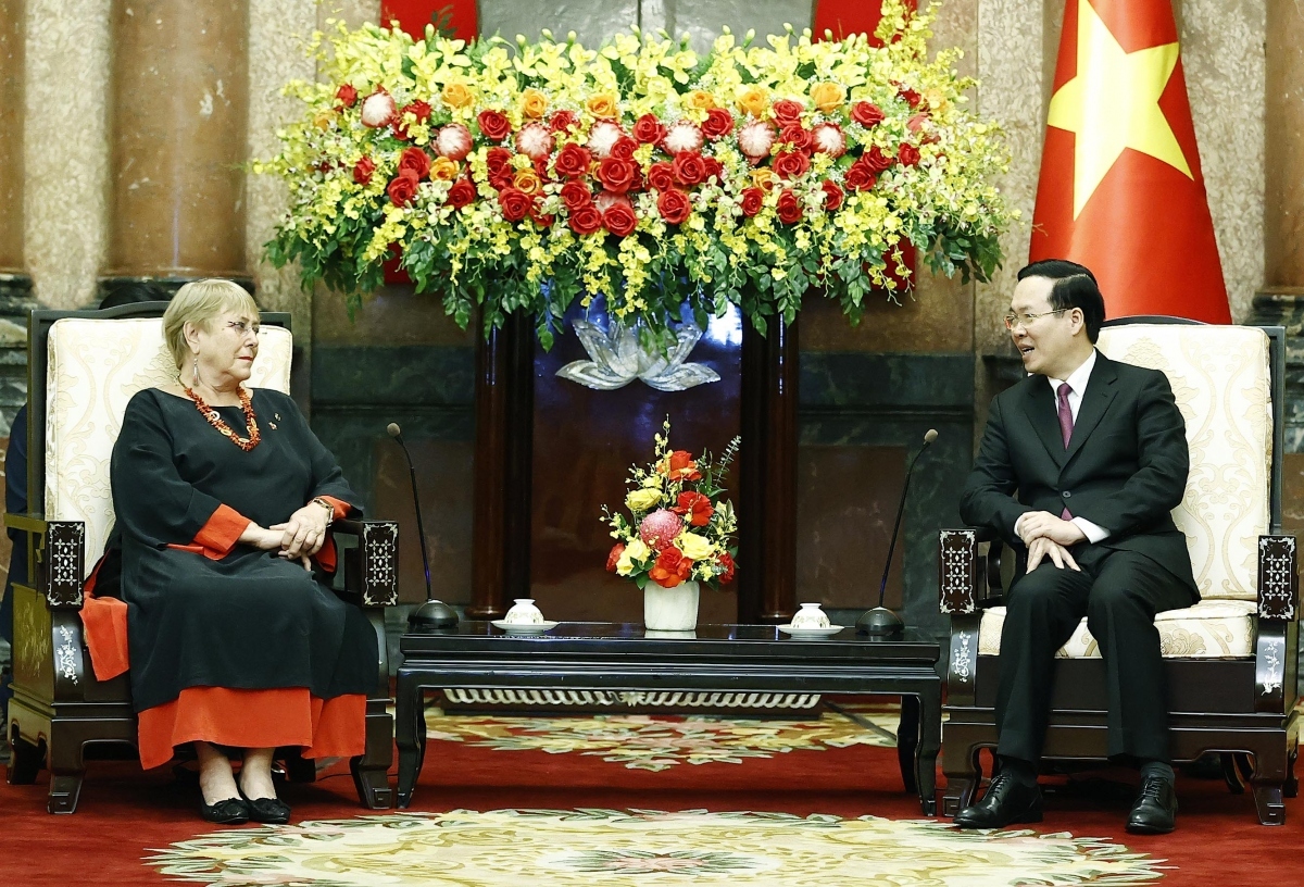 vietnamese president hosts former chilean president picture 1