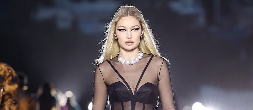 Gigi Hadid thả dáng nóng bỏng với sắc đen huyền bí trên sàn catwalk