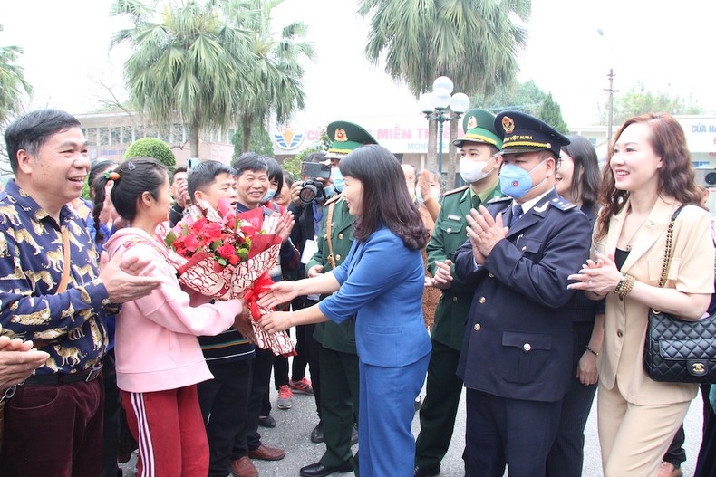 quang ninh welcomes first foreign tourist group via mong cai border gate picture 1