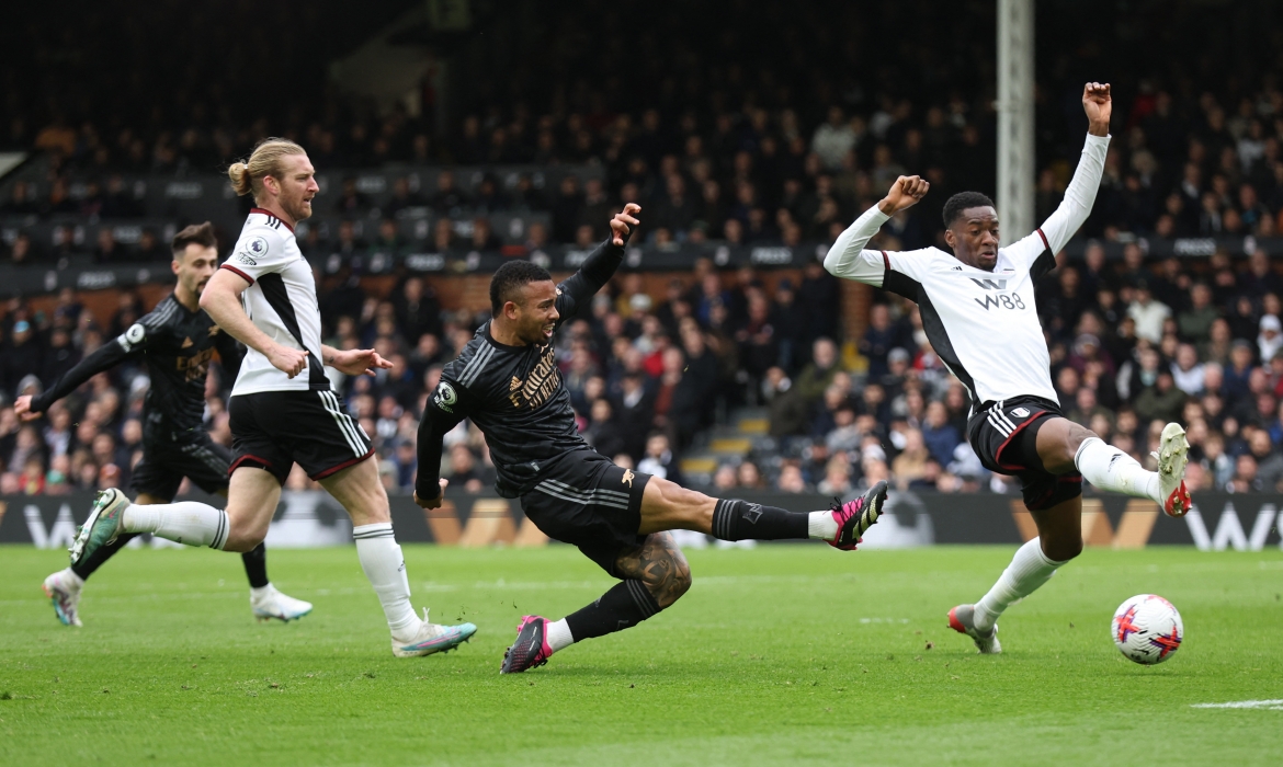trossard lap ky luc ngoai hang anh, arsenal thang de fulham hinh anh 14