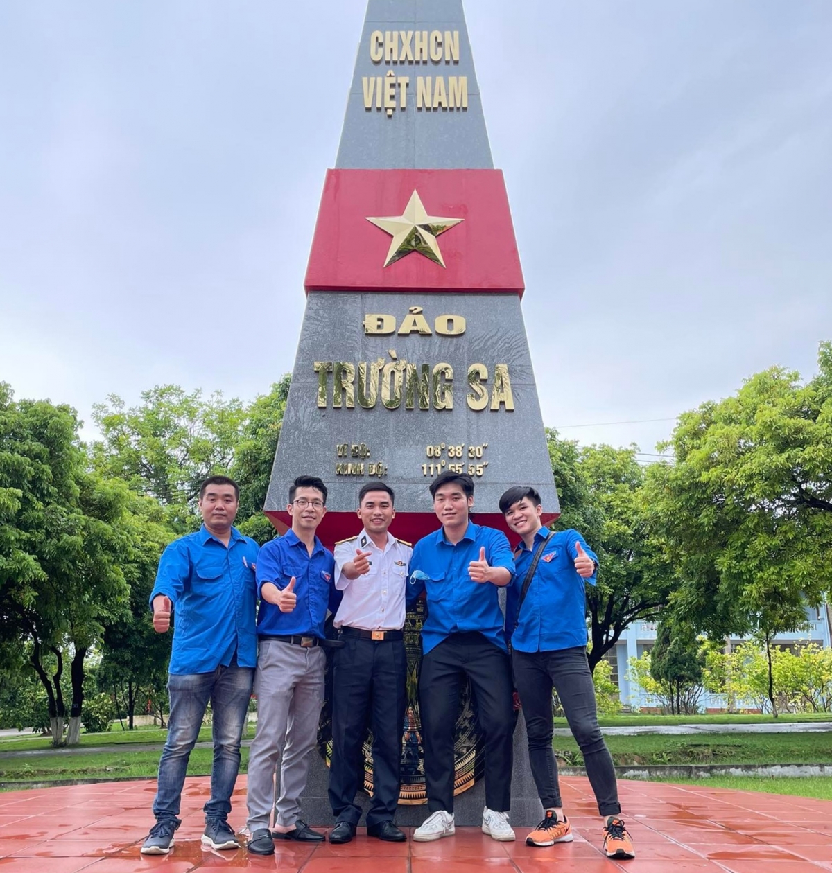 “Mặc áo blouse hay áo xanh tình nguyện, tôi đều cảm thấy trách nhiệm thiêng liêng”