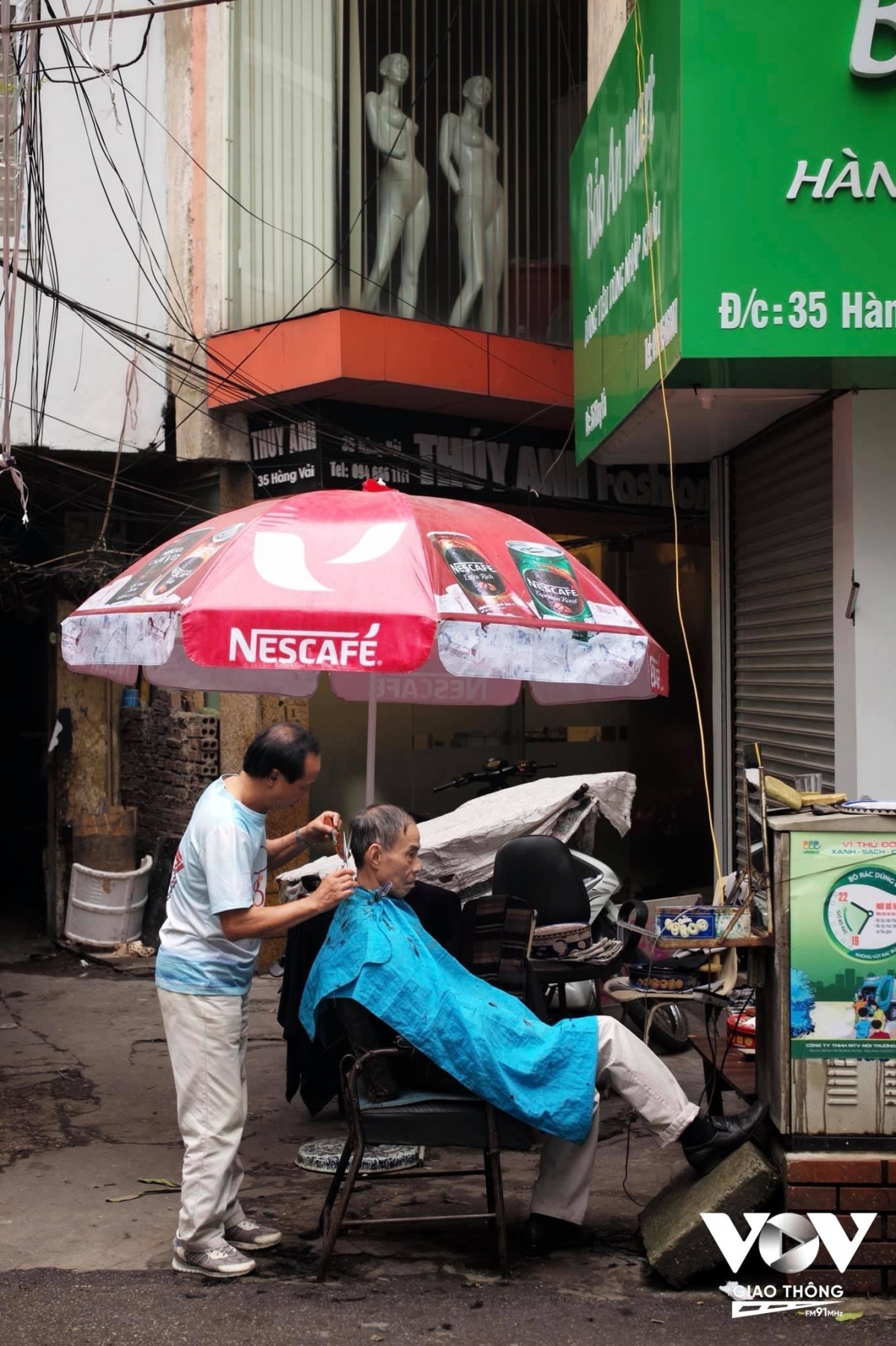 hanoi home to unique street barbers picture 13