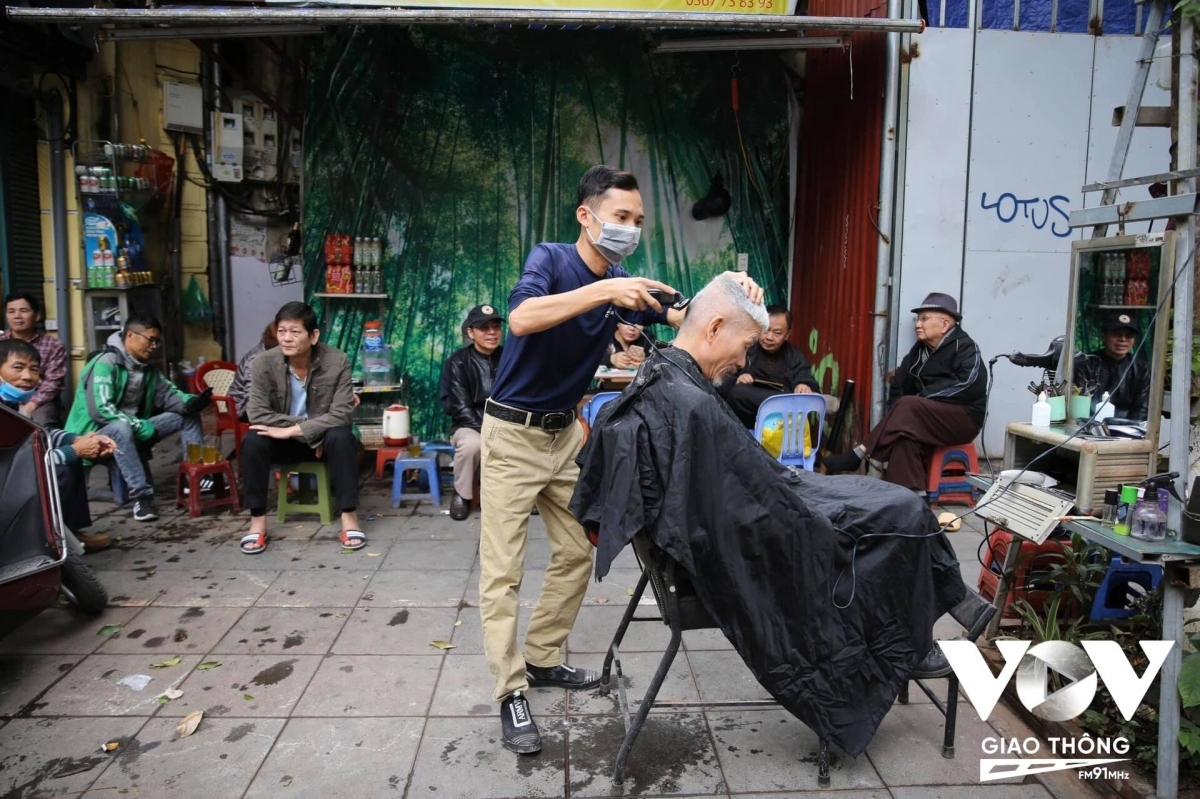 hanoi home to unique street barbers picture 14
