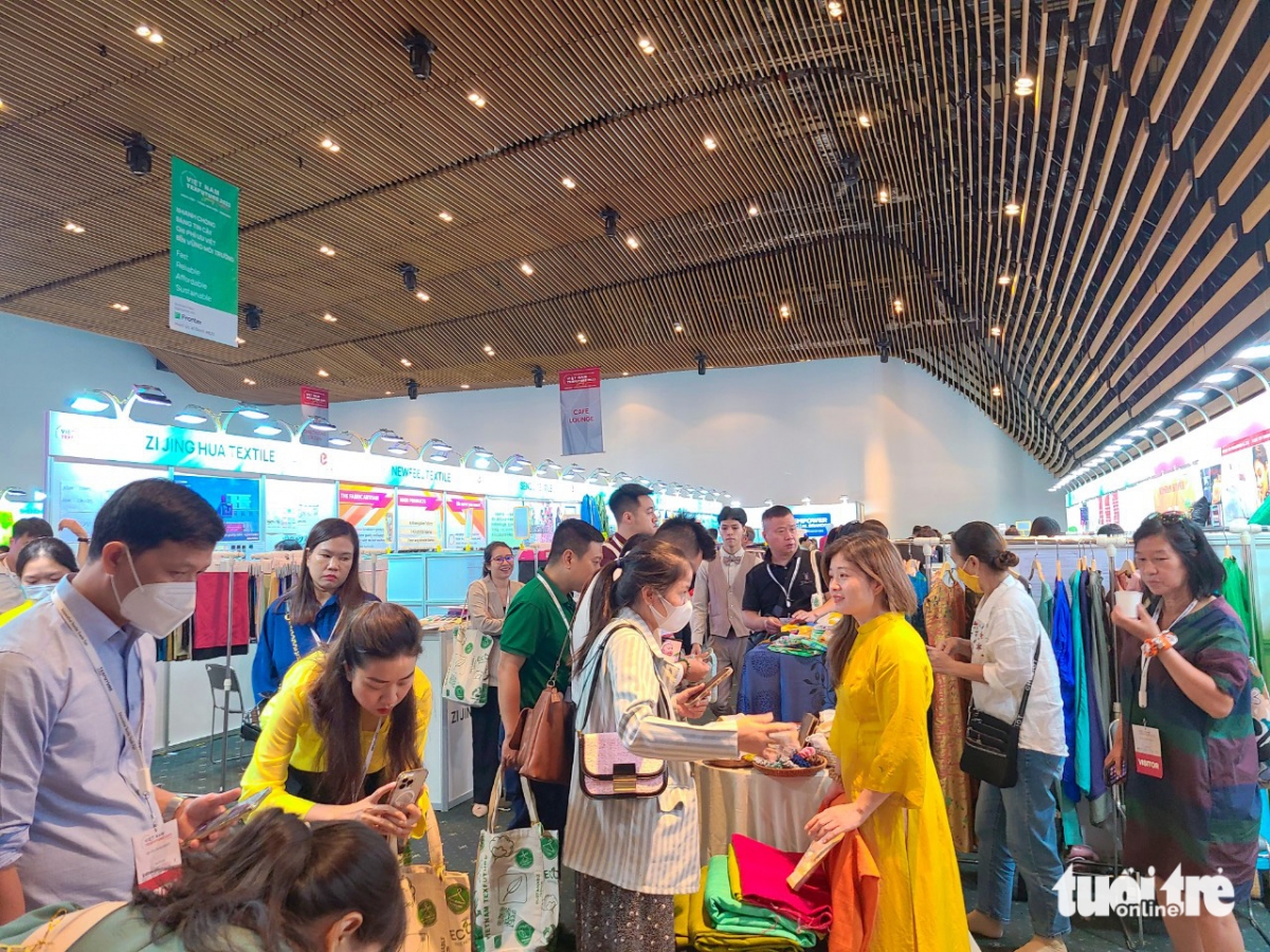high-end fabrics introduced at hcm city international trade fair picture 1