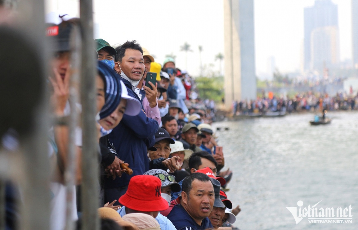 traditional boat race excites crowds in da nang picture 3
