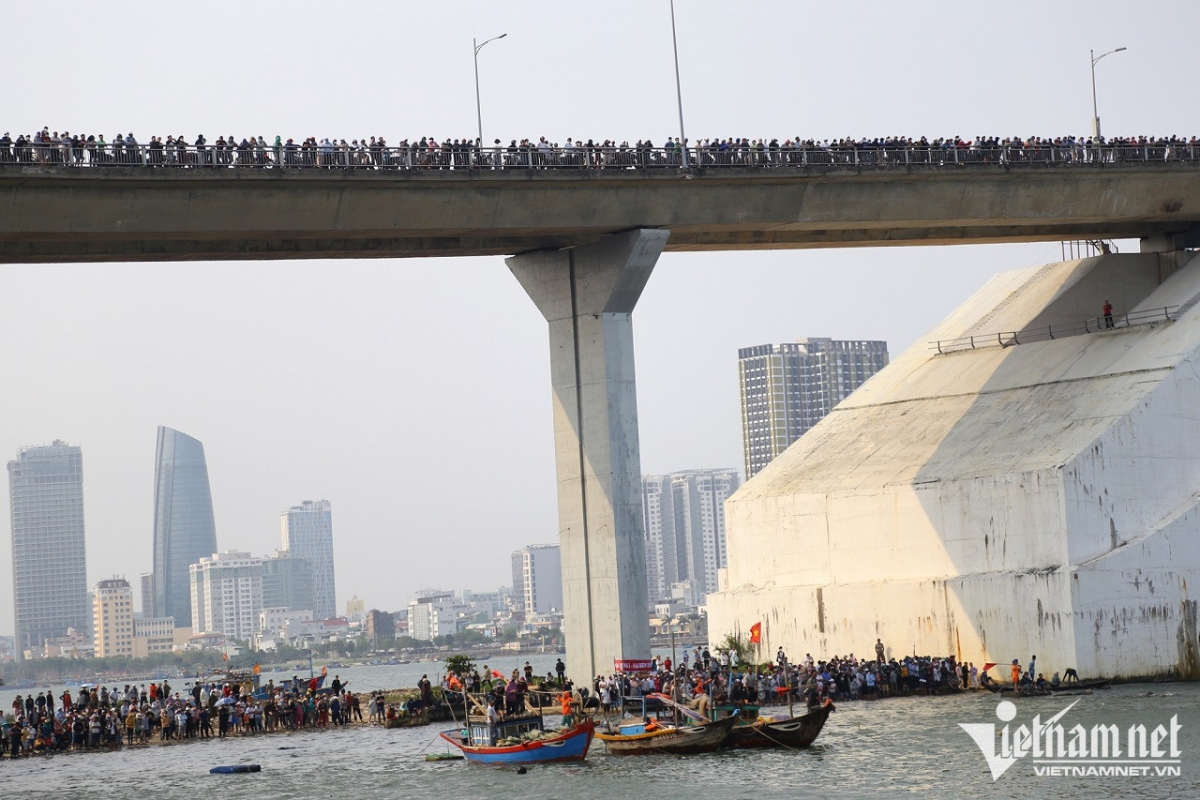 traditional boat race excites crowds in da nang picture 4