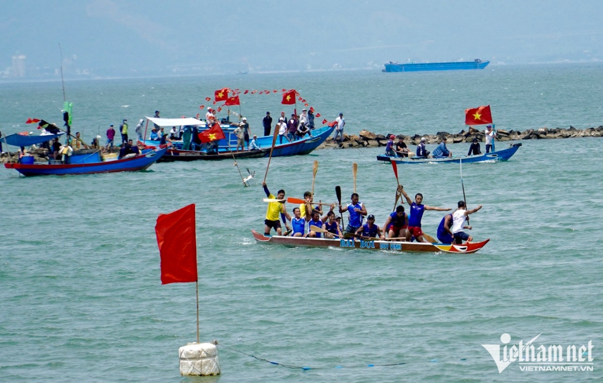traditional boat race excites crowds in da nang picture 8