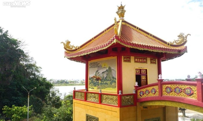 porcelain paintings in da nang s pagoda set vietnamese record picture 8