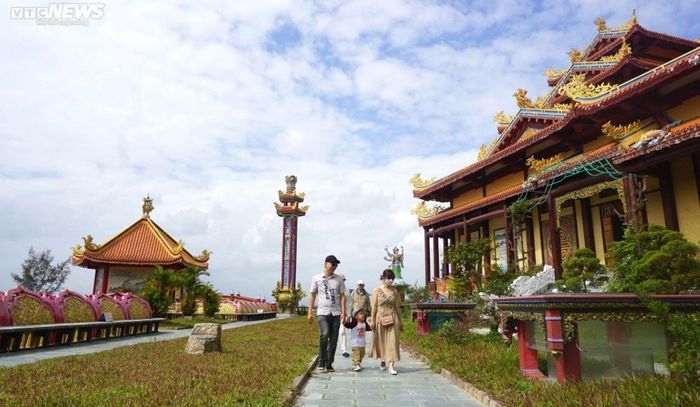 porcelain paintings in da nang s pagoda set vietnamese record picture 9