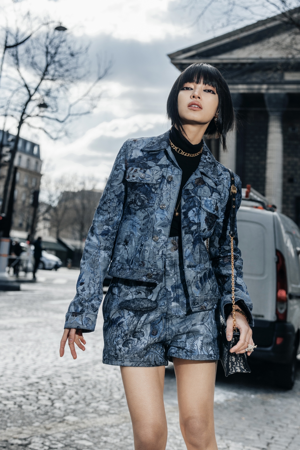 Jisoo BLACKPINK hóa quý cô nước Pháp ở Paris Fashion Week 2023